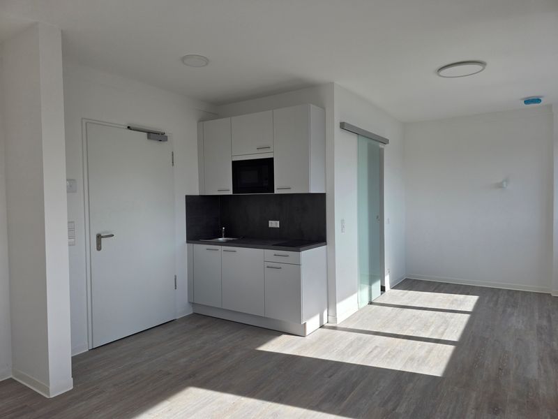 Erstbezug mit Taunusblick: Moderne 1-Zimmer-Wohnung mit EBK & XL-Tiefgarage mit E-Lademöglichkeit